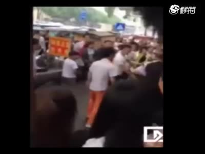 台州1女子推婴儿车碰到人 一家4口遭当街暴打