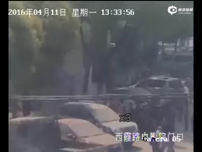 监拍上海三层楼房倒塌全程：烟土漫天