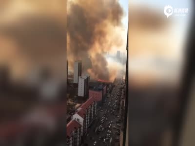 实拍天津运输液化气货车爆炸 引起大火浓烟滚滚