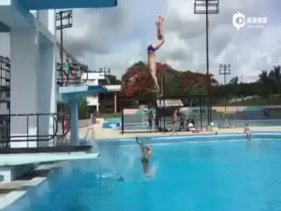 实拍俄运动员跳水遇跳台断裂 倒栽葱落水