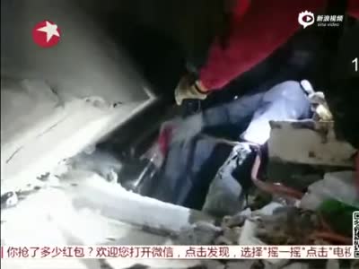 台湾地震救援现场：男子遭重压无法动弹恐截肢