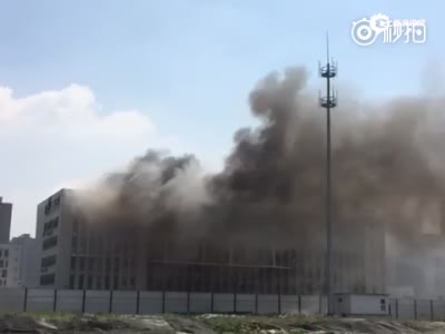 现场：郑州高新区一服装厂爆炸燃烧 浓烟滚滚