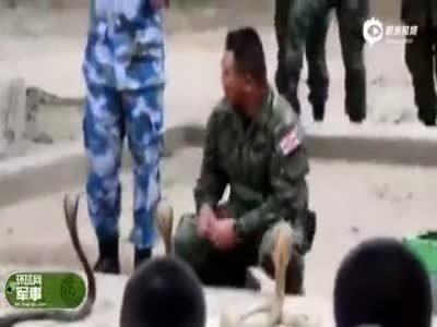 实拍解放军赴泰国学习野外生存 排队生饮蛇血