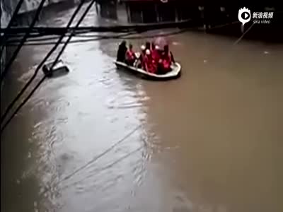 实拍莆田城区严重内涝 水流湍急人员被困