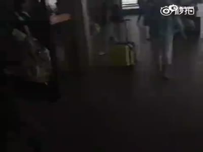 网曝浦东机场发生疑似爆炸 多辆救护车赶到现场