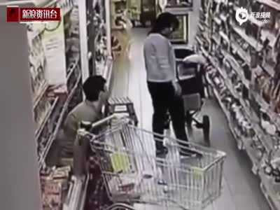 俄女子内急在超市货架上方便 旁人发现扭头回避