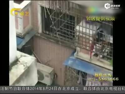 实拍2岁女童悬空险坠楼 众人拉被子惊险救援