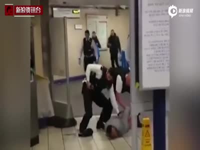 现场：男子伦敦地铁砍人 高喊“为了叙利亚”