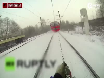 俄男子将自己绑在飞驰列车上 超刺激滑雪