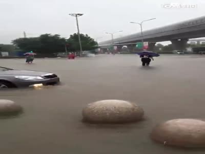 北京西红门地铁站附近多车抛锚 水位最深没膝