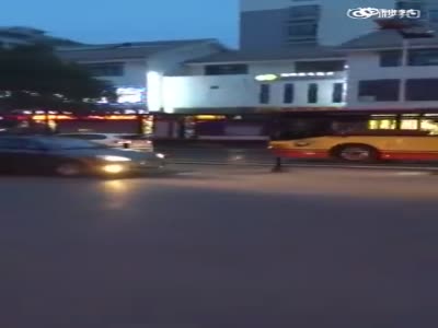 实拍公交车故意猛撞轿车 轿车司机跳车遭碾压