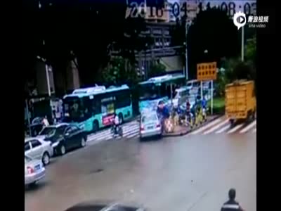 实拍深圳轿车闹市高速冲向人群 撞伤9人