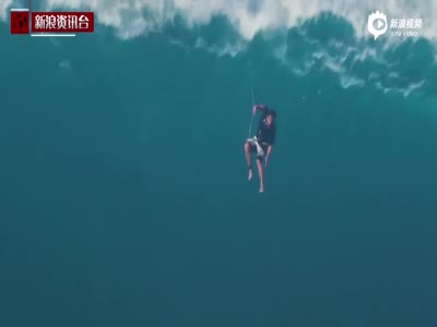 实拍冲浪者遇滔天巨浪 12米高空摔下后坠海