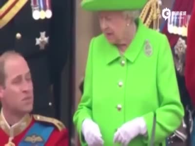 实拍英国阅兵威廉王子蹲下逗儿子 女王：站起来
