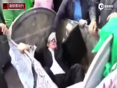 乌克兰高官滥用职权 被愤怒民众扔进垃圾桶