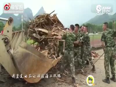 向抗洪救灾中最可爱的人：中国军人致敬！