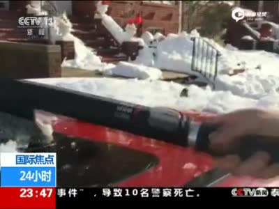 实拍美国华人雪中挖车 两小时奋战挖出小车 