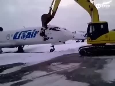 实拍:俄机场员工被开除 怒开挖掘机砸烂客机